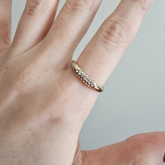 Gold colored ring with rhinestones size 7/8 - Picture 2 of 4